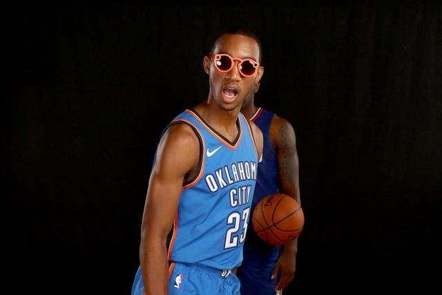 罗德里戈绯闻女友晒沙滩健美照 川字腹肌配小麦色